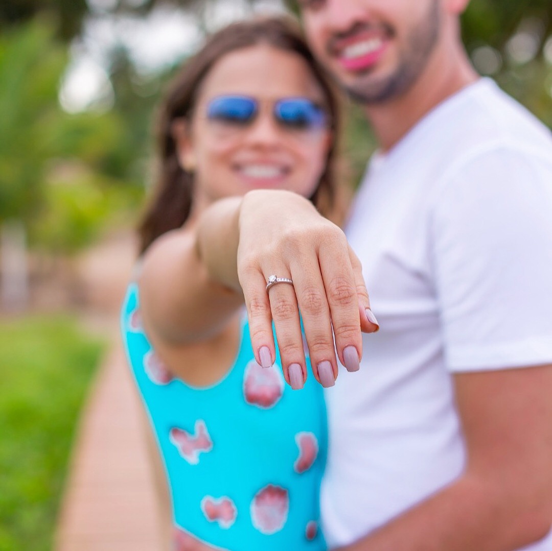 pedido de casamento diferente na praia com chuva de pétalas