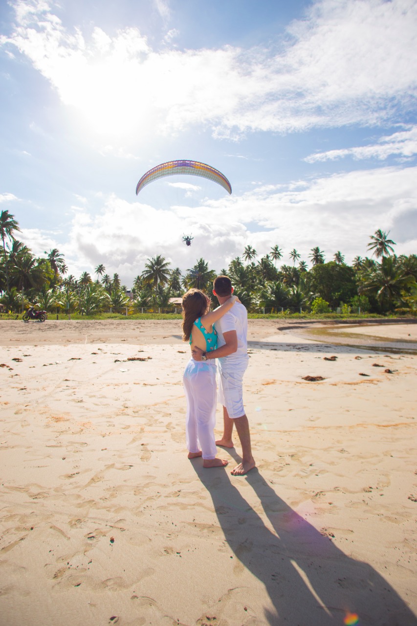 pedido de casamento diferente na praia com chuva de pétalas