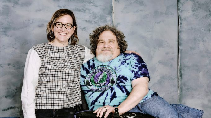 Jim Lebrecht y Nicole Newnham, directores de la película, posando en una fotografía.