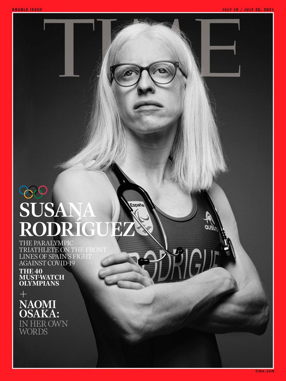 Portada de la revista Time en donde aparece la atleta Susana Rodríguez, con albinismo, en blanco y negro. Aparece con ropa deportiva y sobre sus hombros lleva un estetoscopio. Susana lleva gafas debido a su baja visión (menos de un 10%).
