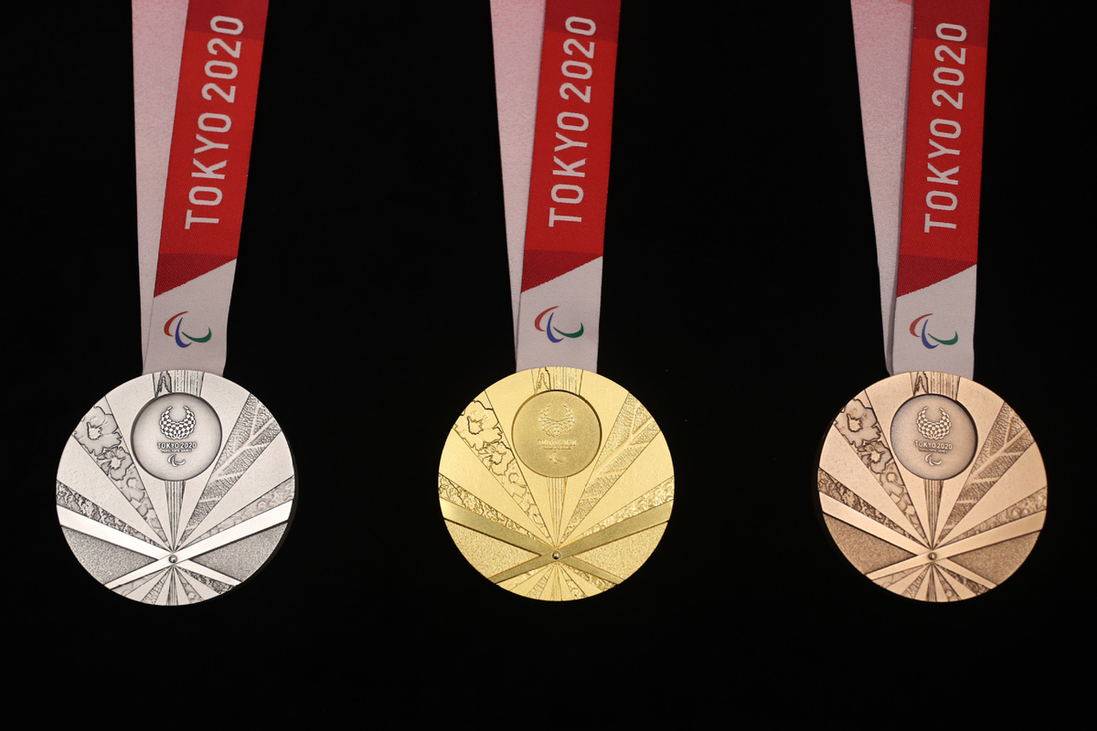 Una imagen en donde puede verse con detalle las 3 medallas paralímpicas: oro, plata y bronce. En todas ellas está el símbolo paralímpico y tiene grabaciones en braille.