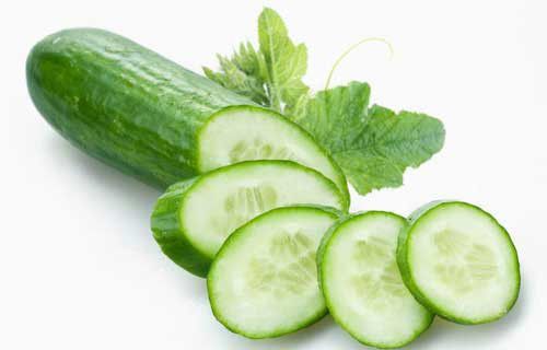 chàm khô đầu móng tay bằng dưa chuột