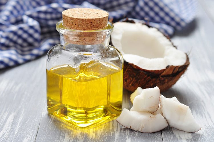 chàm khô đầu móng tay bằng dầu dừa