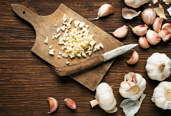 trị chàm đồng tiền bằng tỏi