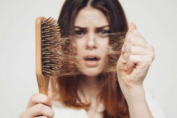cách phòng tránh Tóc mọc thưa ở đỉnh đầu