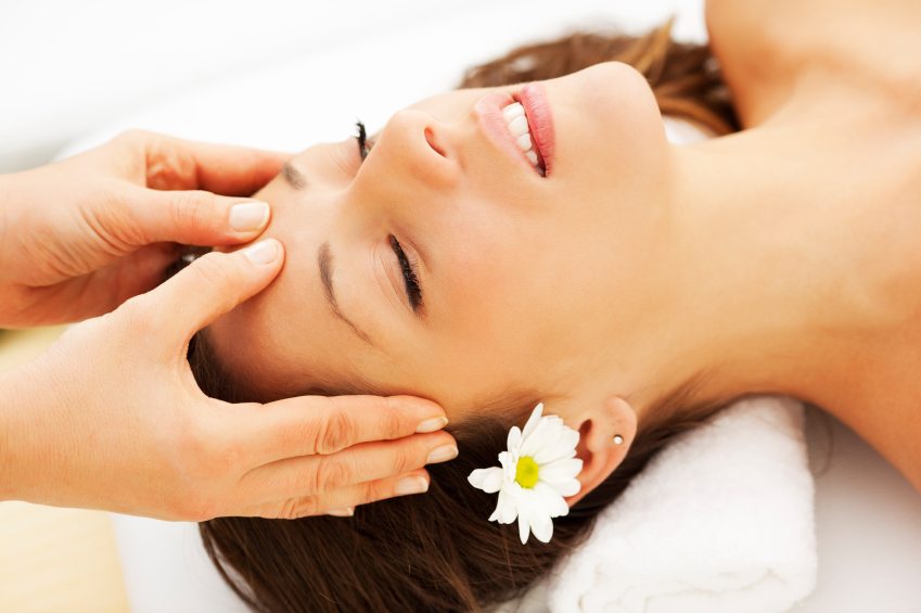 Massage da đầu kích thích mọc tóc