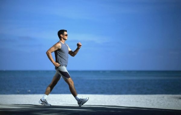 Đi bộ nhanh trị yếu sinh lý nam