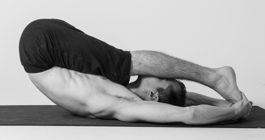 Bài tâp yoga Paschimottanasana trị yếu sinh lý