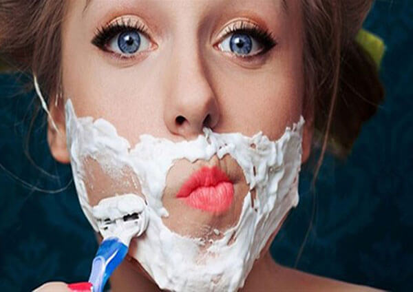 cách tẩy ria mép hiệu quả bằng dao cạo râu