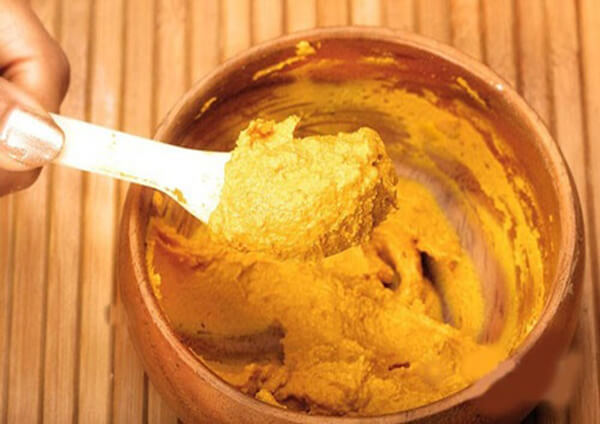 cách tẩy ria mép bằng bột nghệ
