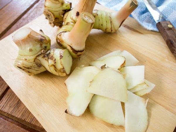 Dùng củ riềng điều trị lác đồng tiền ở mặt