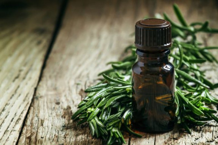 Tinh dầu chữa hắc lào ở tay chân