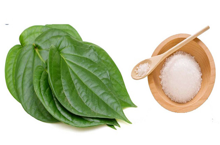 Kết hợp muối với lá lốt trị hắc lào