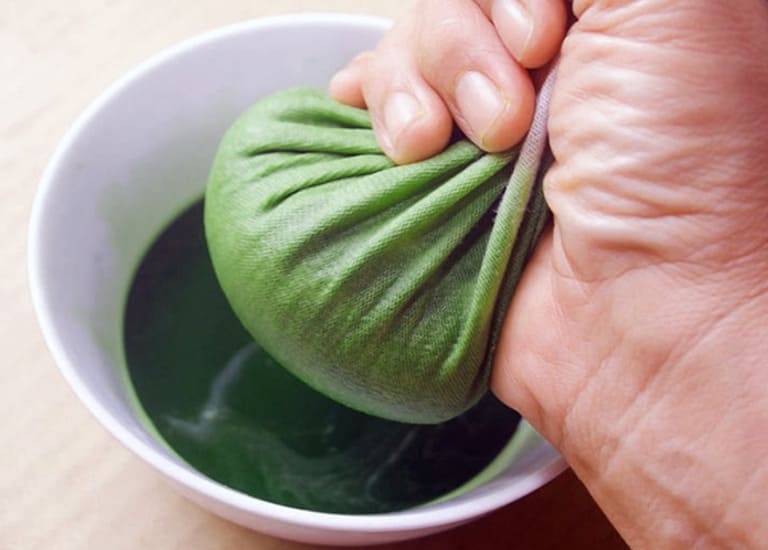 Dùng nước cốt rau răm trị lang ben