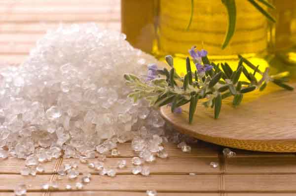 Muối và dầu ô liu trị gàu