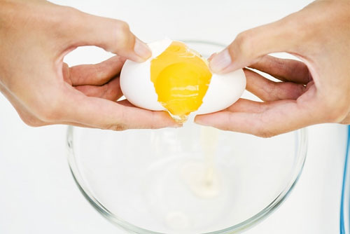 cách trị gàu bằng trứng gà