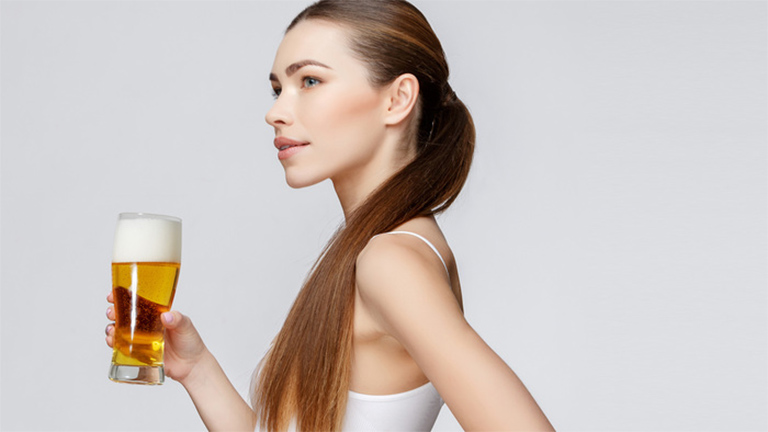 Trị gàu bằng cách gội đầu bằng bia