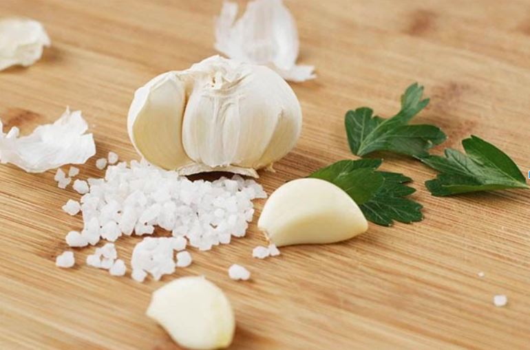 Ngâm nước tỏi và muối trị tổ đỉa