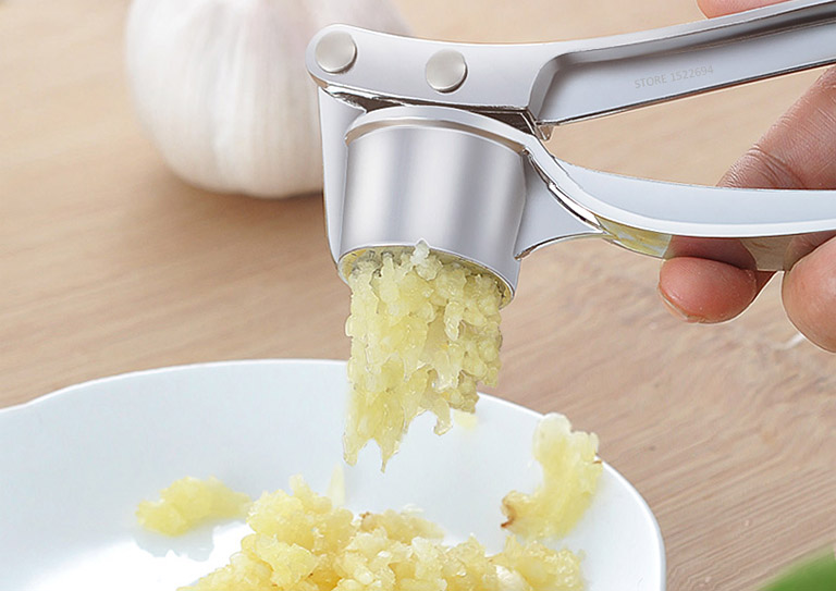 Dùng nước tỏi ép trị tổ đỉa