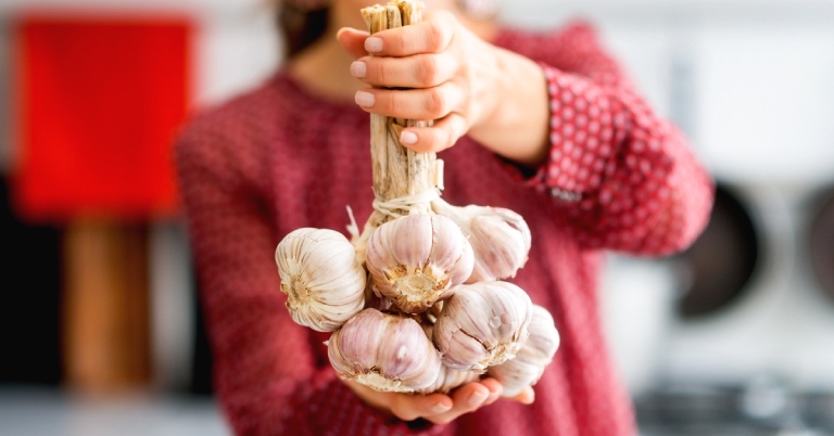 Ưu và khuyết điểm khi dùng tỏi trị tổ đỉa