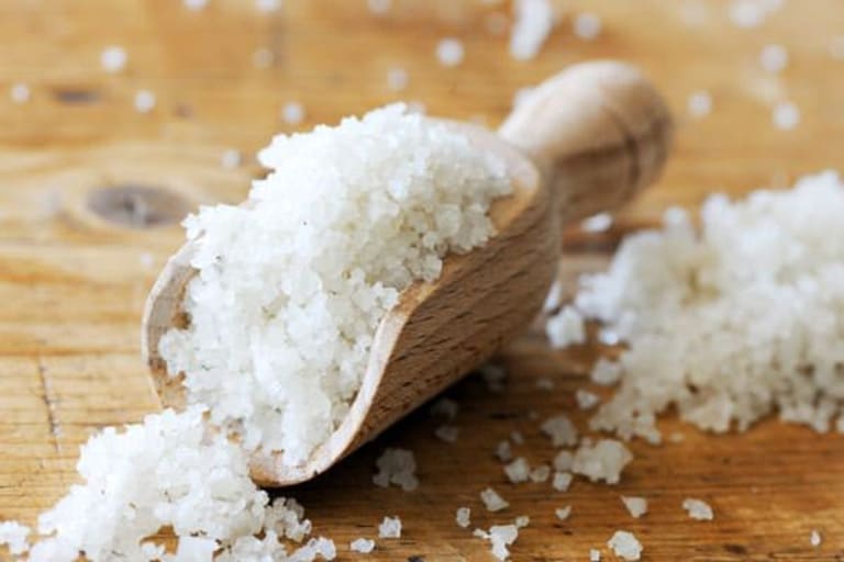 Chườm đắp muối để trị tổ đỉa