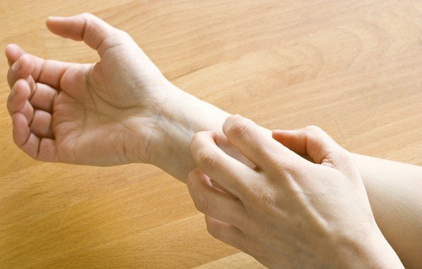 Lòng bàn tay bị ngứa nổi hột nguyên nhân