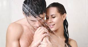 Nên chuẩn bị và làm gì khi làm chuyện ấy trong phòng tắm
