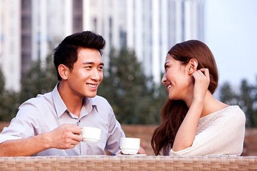 Hẹn hò và trò chuyện với anh chàng khác