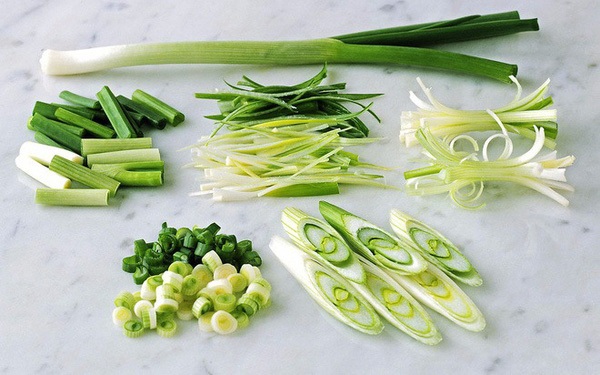 Bôi nước hành hoa lên những vùng da bị bệnh chàm