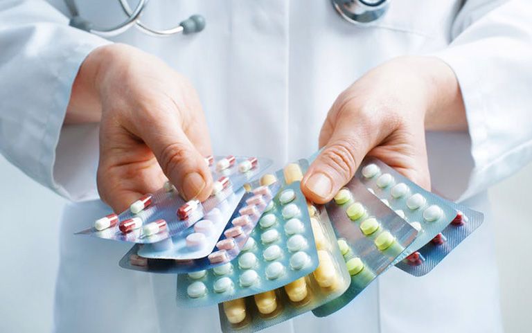 Sử dụng thuốc tây chữa chàm da đầu