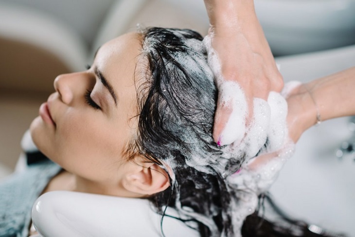 Cách gội đầu đúng cách khi bị chàm da đầu