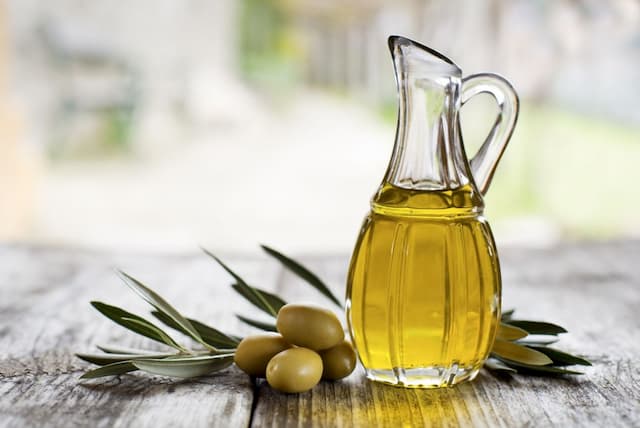 Tắm bằng dầu oliu trị chàm