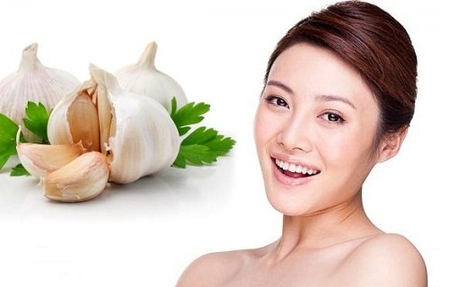 Dùng nước ép tỏi dùng bôi lên chàm