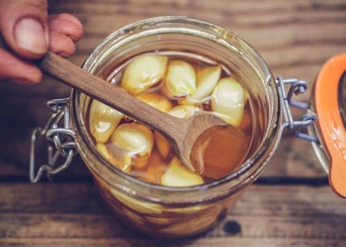 rị chàm (ezema) bằng tỏi ngâm rượu