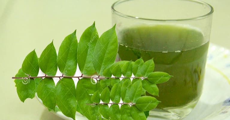 Thoa nước cốt lá khế trị chàm