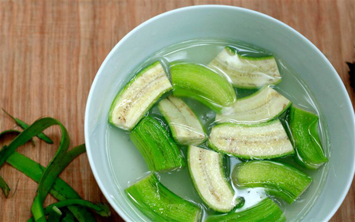 Dùng chuối xanh bổ đôi trị chàm