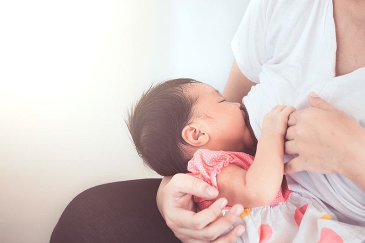 bé bị chàm sữa mẹ kiêng ăn gì