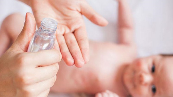 Bôi dầu dừa lên vùng bị chàm sữa