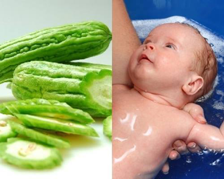 Tắm cho trẻ bằng nước khổ qua
