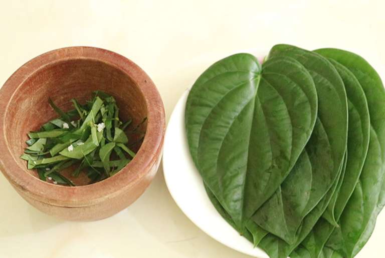 Dùng bã lá trầu không để chữa chàm sữa.