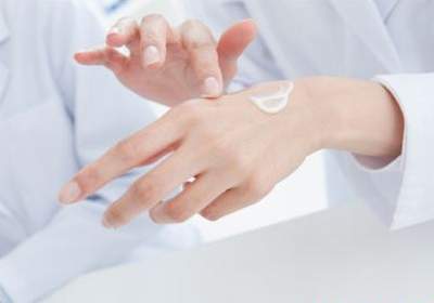 Chữa ngứa da mùa hanh khô bằng thuốc bôi