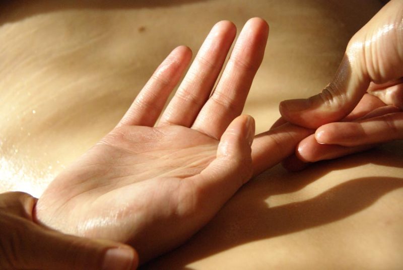 Massage tay nhẹ nhàng với dầu dừa