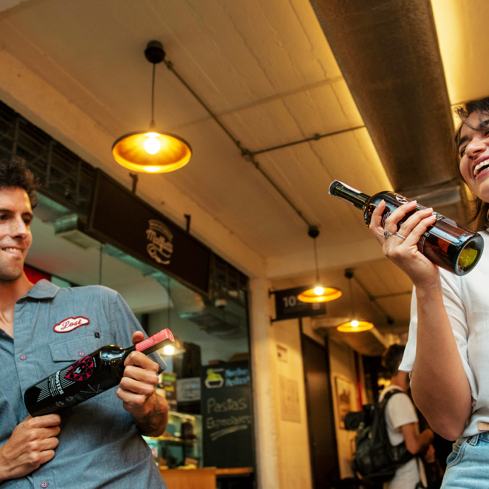 Rooster partners with bottles - Socios de Rooster con botellas