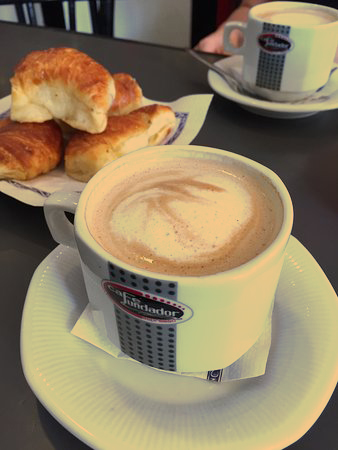 Café con leche con mediaslunas