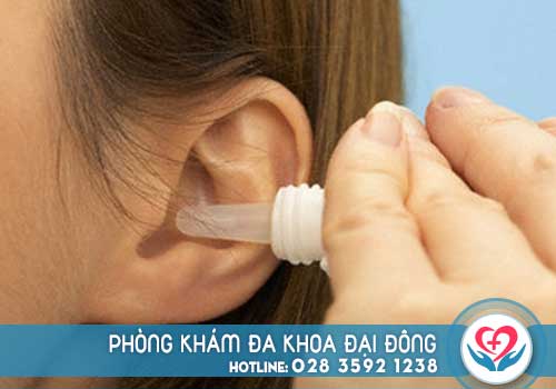 Bấm lỗ tai bị sưng mủ và ngứa