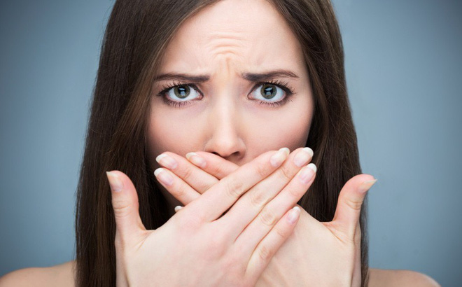 Hơi thở có mùi hôi là bệnh gì