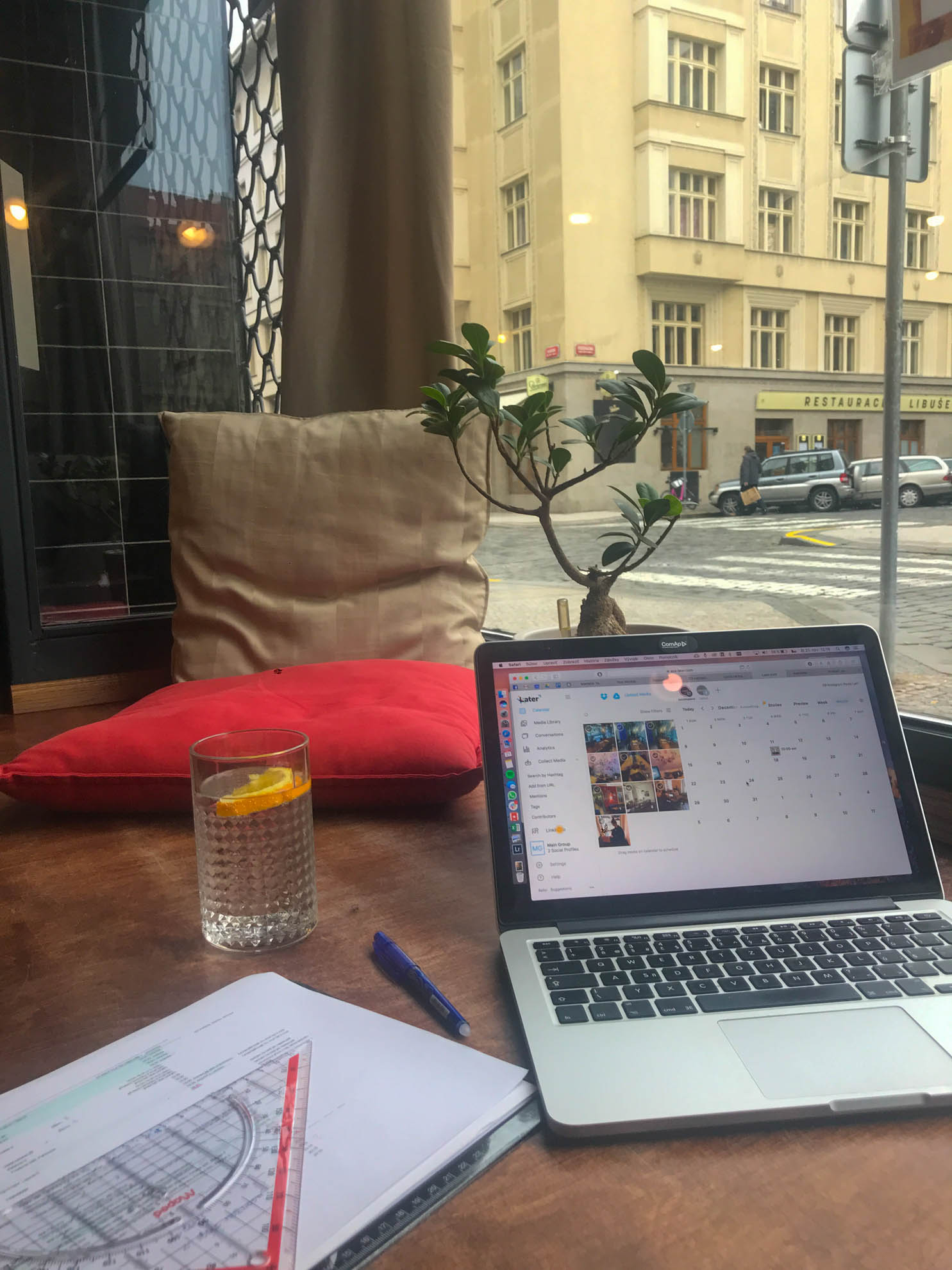 Cafe AdAstra sezení v okně