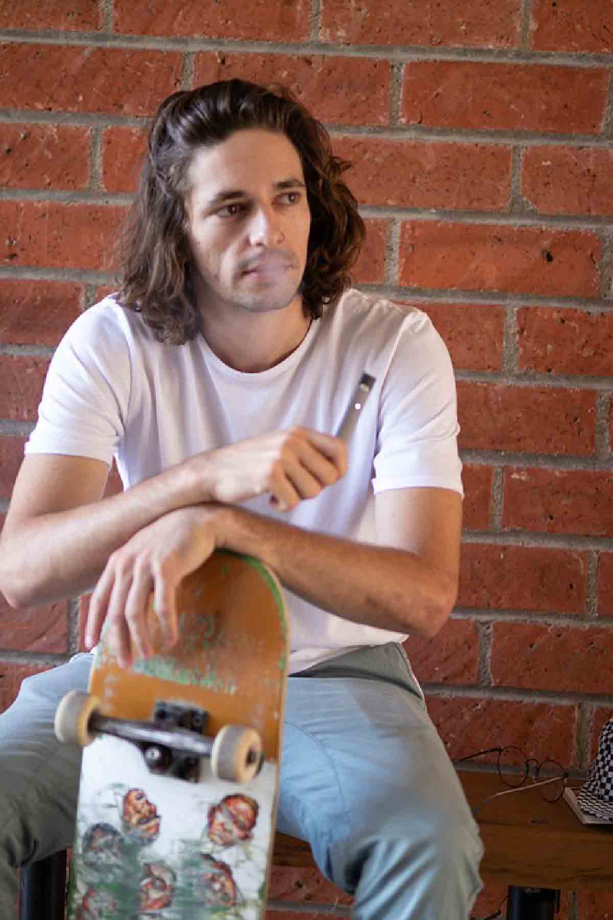 un ragazzo con skate viene ripreso mentre svapa