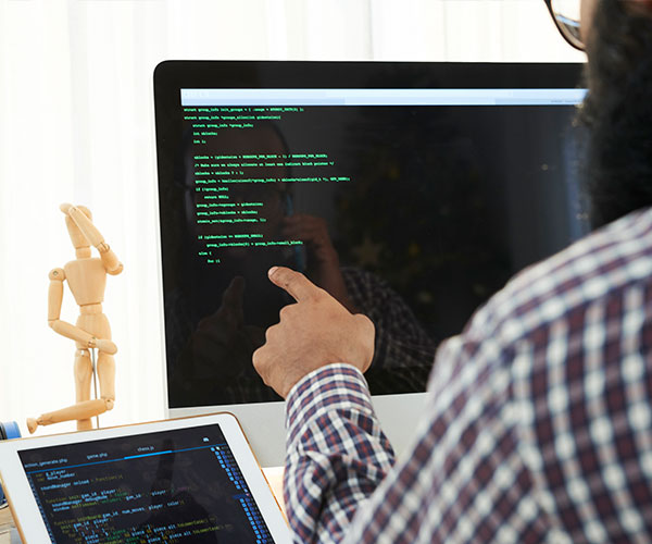 it-engineer-analyzing-code