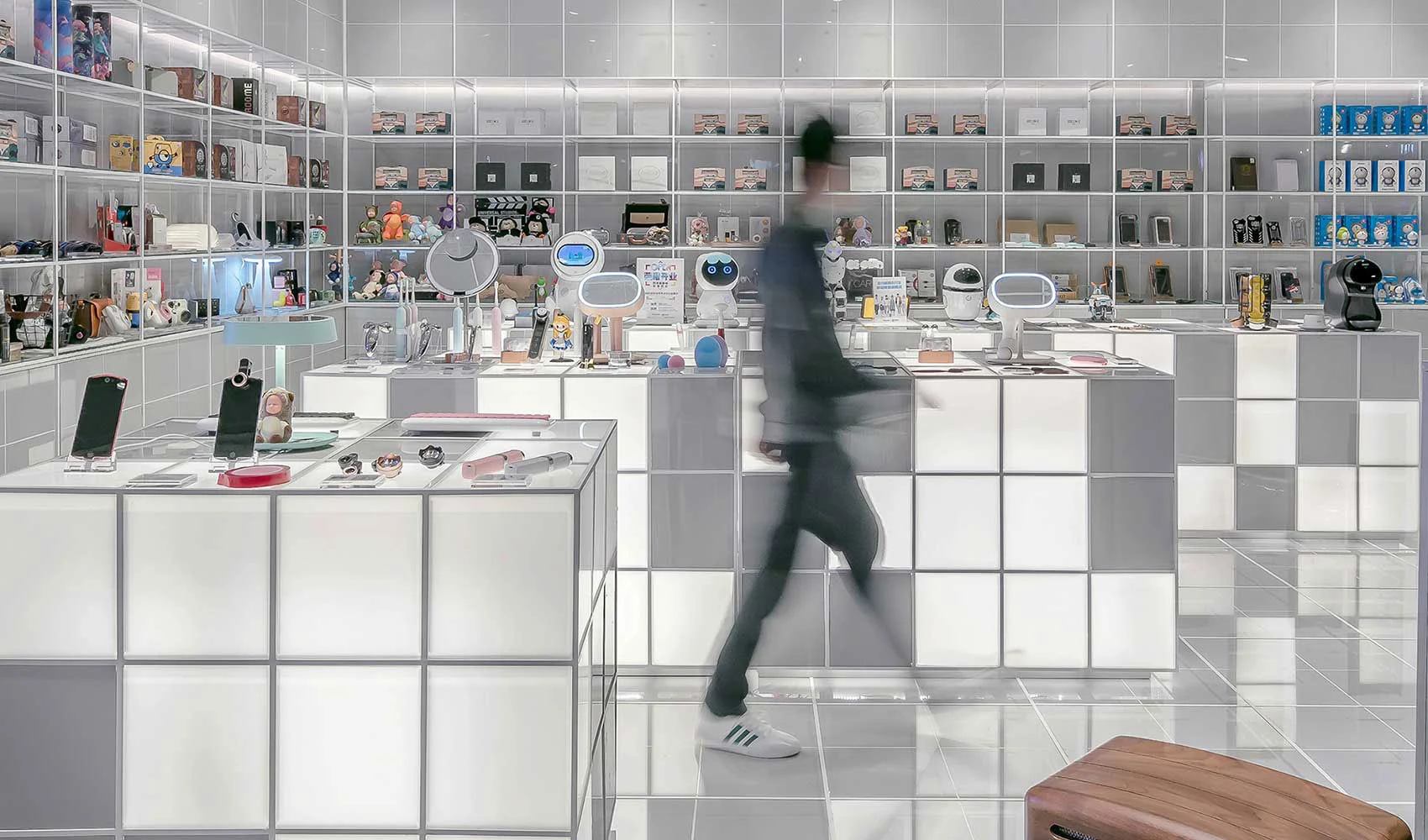 Blurred guy walking in a gadget store